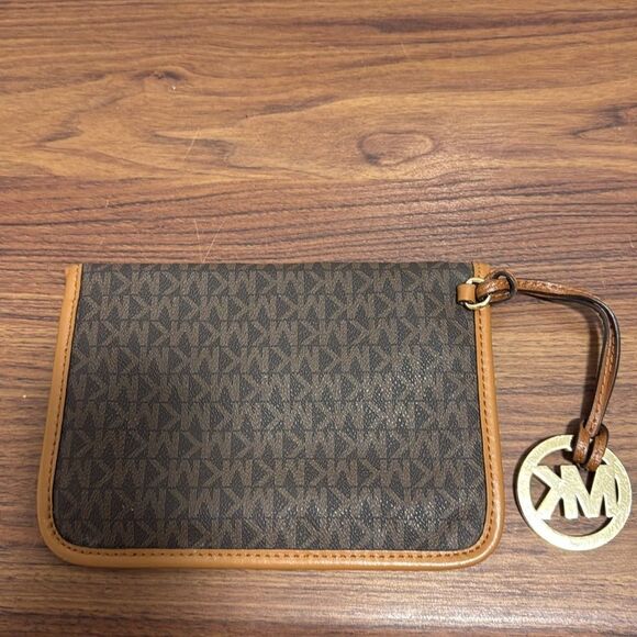 NWOT Mchael Kors Coated Logo Canvas  with Leather Trim Clutch/Wristlet. - Picture 2 of 4